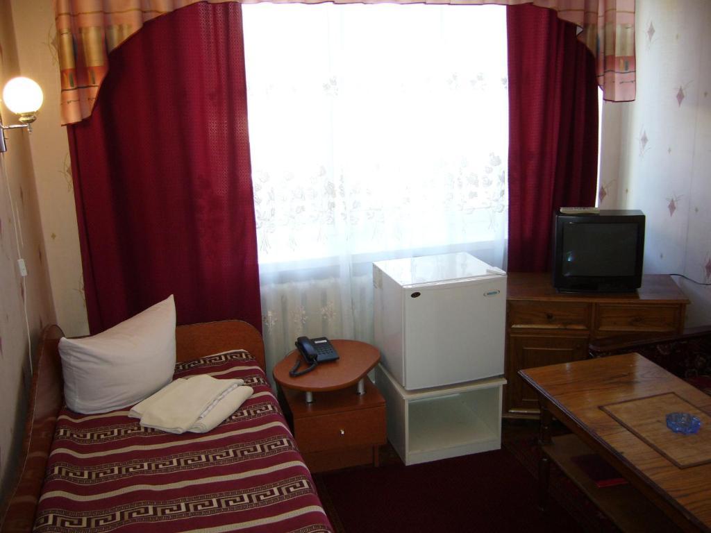 Hotel Profspilkovyi Lutsk Room photo