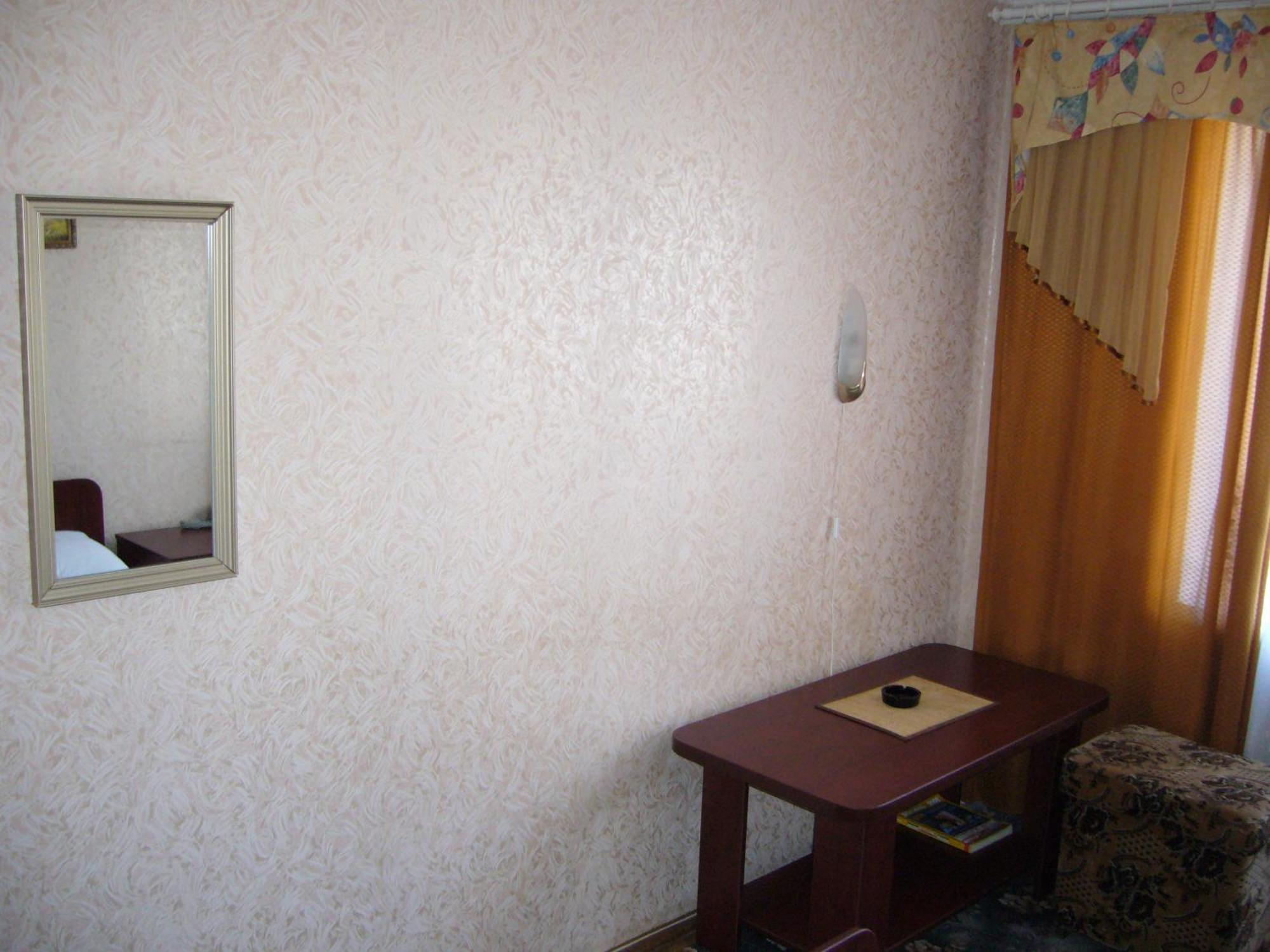 Hotel Profspilkovyi Lutsk Exterior photo