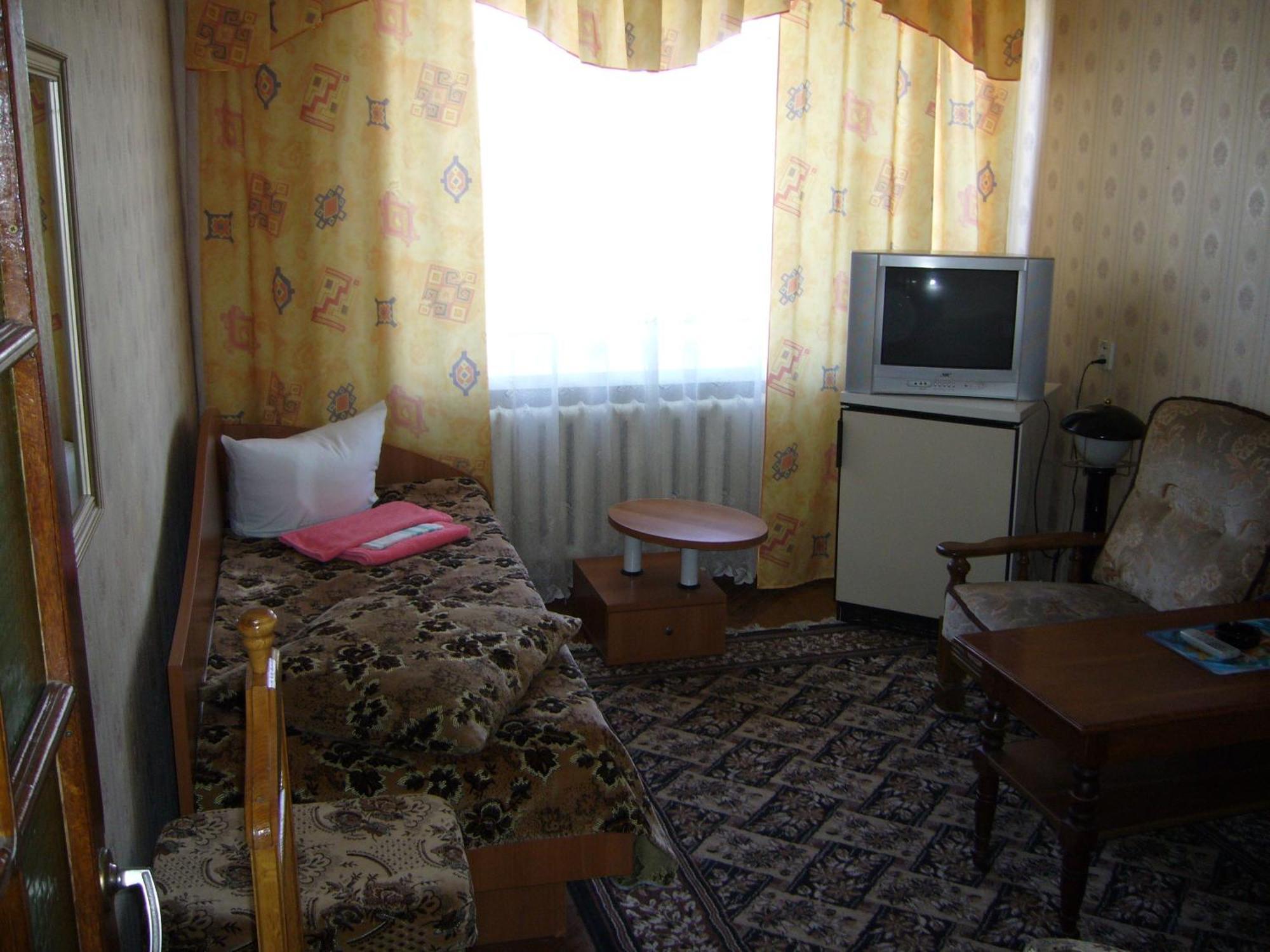 Hotel Profspilkovyi Lutsk Exterior photo