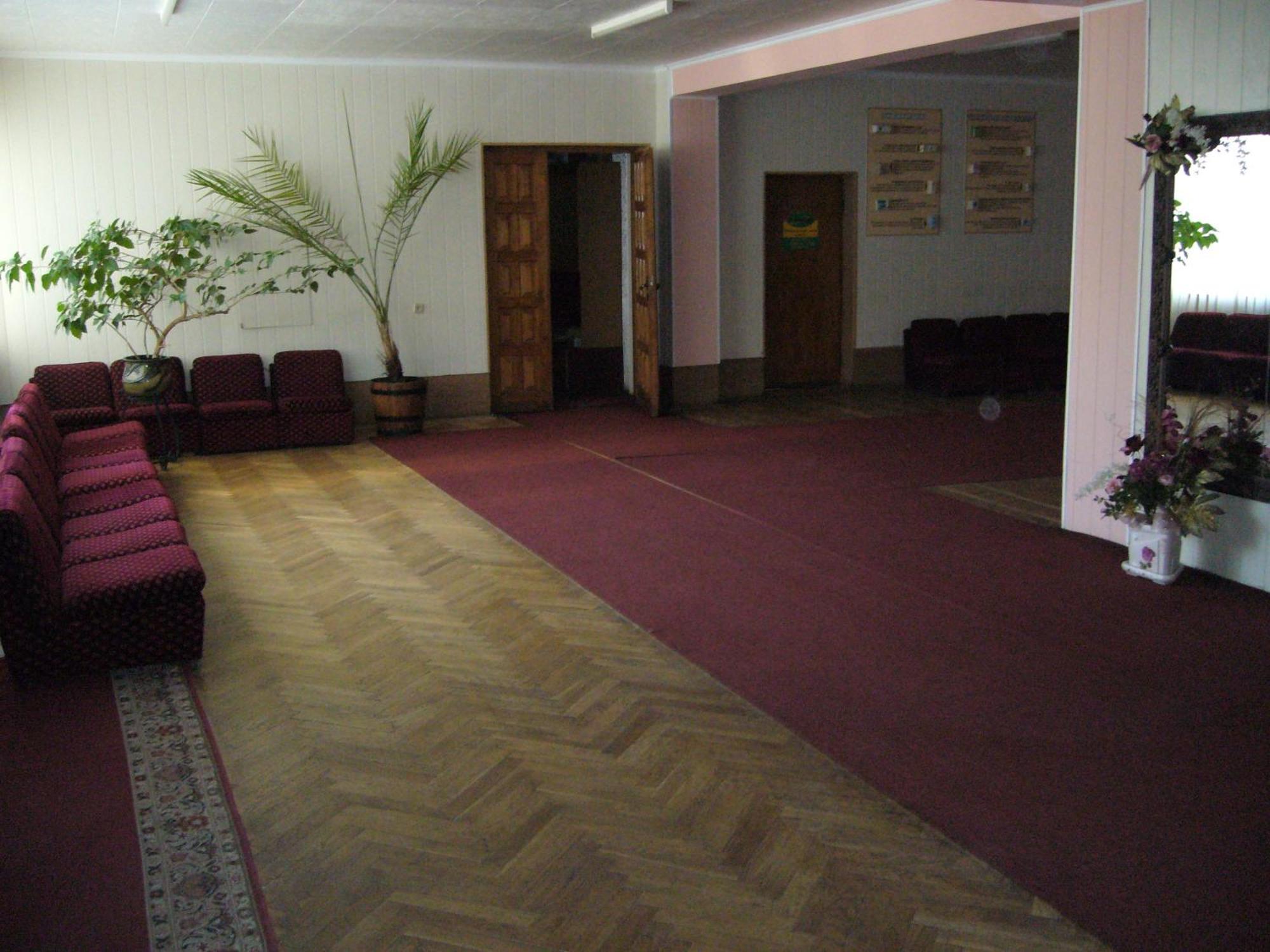 Hotel Profspilkovyi Lutsk Exterior photo